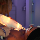 Tratamiento láser ClearLift para eliminar manchas solares y mejorar la textura de la piel masculina en La Vega Clinic.