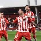 Miguel de la Fuente conseguía el 1-0 en una jugada de auténtico pillo colándose entre Xavi Sintes e Íker Álvarez.