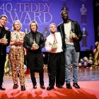 Ian de la Rosa, segundo por la derecha, tras ganar en la Berlinale el Premio Teddy por su ópera prima, ‘Iván y Hadoum’.
