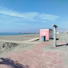 Junto a la plataforma de las duchas y el murete del paseo marítimo se amontona la arena que ha quedado ahí tras el paso de los temporales