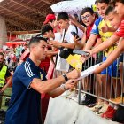 Cristiano Ronaldo (41 años), firmando autógrafos en Almería en una de sus dos visitas con el Al-Nassr, de Arabia Saudí.