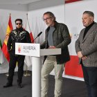 Tote de Simón (en el atril), el músico JJ Fuentes y el concejal Diego Cruz.