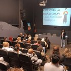 Elisabeth Ruiz impartiendo una de las charlas de la Escuela de Familia de Adra antes del cambio al formato online.