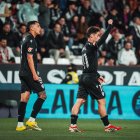 Arribas cerrando el puño después de rescatar un empate para el Almería en el último minuto del descuento.