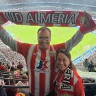 Paul Wenham y su mujer Sarah en el Santiago Bernabéu apoyando al Almería. Han estado en todos los campos de España.