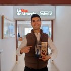 Ramón González Sánchez, con su libro ‘Inteligencia artificial: ¿más listos o más tontos?’ en la redacción de LA VOZ y SER Almería.