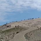 Un grupo de unas 40 personas se sube a la duna de Mónsul, algo expresamente prohibido por la Junta de Andalucía.