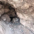 Interior de la cueva okupada en mitad de la escalinata del Cerro de San Cristóbal.