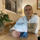 El escritor Fernando Martínez López con su novela ‘Cae la niebla en Mónsul’.
