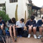 Los alumnos dibujando en el entorno de Oasys Minihollywood.