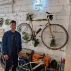Mauro García junto a la bicicleta que dio vida a EnBiciArte.
