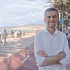Antonio Maíllo, candidato a la presidencia de la Junta de 'Por Andalucía', este domingo en el Paseo Marítimo de Almería.