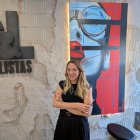 Laura García la estilista en su salón de peluquería en Aguadulce.