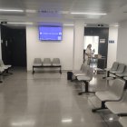 Sala de espera vacía en un centro de salud de Almería