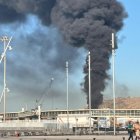 Densa columna de humo en el Puerto de Almería