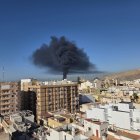 Impresionante imagen de la columna de humo en el Puerto de Almería.