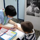 Una pediatra hace una prueba de alergia a un niño


Realizar análisis de sangre haría las vacunas más eficaces para niños con alergia al polen, según estudio.
El diagnóstico por componentes a través de un análisis de sangre permite elegir la composición de vacunas más eficaces para niños con alergia al polen, según un estudio realizado por pediatras alergólogos de la Sociedad Española de Inmunología Clínica, Alergología y Asma Pediátrica (SEICAP).
12/3/2014