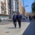 El exvicepresidente segundo de la Diputación de Almería, Fernando Giménez, junto a su abogado José Luis Labraca, a su salida del juzgado.