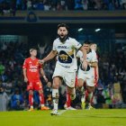 Rubén Duarte marcando su primer gol como jugador de Pumas.