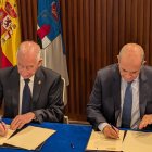 Gabriel Amat y Francisco Pardo firman el protocolo.