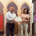 José Antonio Martínez, de Fort Bravo, recibe el premio de manos de Ana Rivas, directora general de Turismo de Navarra.