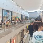 Las colas generadas a lo largo del Centro Comercial Mediterráneo por la inauguración de la Cheesequería.