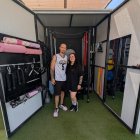Junior y Laura posan en su particular gym metido en un armario: 'South Gym'.