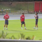 Marko Perovic y Alejandro Pozo con Álvaro Cano en el campo Anexo. Édgar González, que también saldrá del club, no estuvo en el césped.
