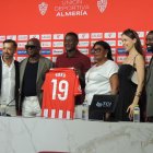 La familia de Patrick Soko en su presentación con el Almería el verano pasado. Ahora el delantero jugará cedido en el Leganés.
