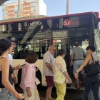 Los autobuses de Alsa Surbus acogen a decenas de personas.
