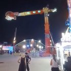 Las personas atrapadas en la atracción averiada.