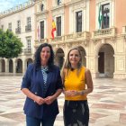 María del Mar Vázquez, alcaldesa de Almería, y Maribel Sánchez Torregrosa, diputada nacional por Almería.