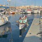 Las mujeres de la asociación Sangre Dragón practicando Dragon Boat en el Club de Mar de Almería.