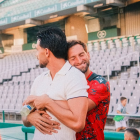 Nelson Monte abrazado por Leo Baptistao en el césped del Nuevo Arcángel.