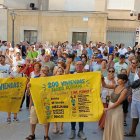La manifestación de los vecinos de las 200 Viviendas, llega a la plaza del Ayuntamiento de Roquetas de Mar.
