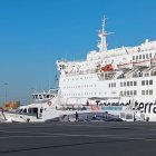 Imagen del catamarán turístico atracado en el Muelle de Levante en el Puerto de Almería.