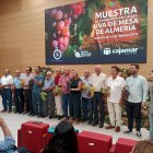 Foto de familia de  premiados e invitados.