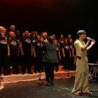 Víctor Monte pone en pie el Teatro Apolo en una noche que dibuja la nueva escena musical de Almería