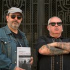 El pianista Ramón García y el fotógrafo Antonio J. García, ‘Ché’, con su libro ‘Fantasía occidental. Silvio y Sacramento, rock bajo palio’ (Efe Eme).