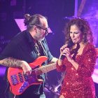 Pastora Soler, con un vestido de Sergi Real durante su concierto del sábado en el Teatro Auditorio de Roquetas de Mar.