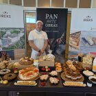 Degustación de productos en la presentación del cartel del I Concurso de Roscones de Reyes de Almería.