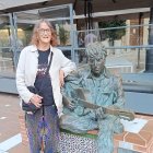 Julia Baird junto a la estatua de su hermano John Lennon en la Plaza Flores de Almería capital, en su visita por las II Jornadas del músico.
