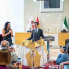 Entrega del capote de paseo a Juan Ortega como triunfador de la Feria Taurina de 2024.