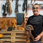 Paco el de los indalos en su taller.