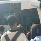 Estudiantes de San Isidro en Almería que no pudieron coger el autobús de vuelta esta semana.