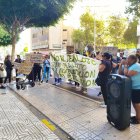 Concentración en la calle Canónigo Molina Alonso de los vecinos de El Puche para reclamar una solución ante un posible desahucio.