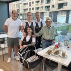 El centenario Juan Carreño tras soplar las velas el 12 de octubre en compañía de su hijo, Encarni, Lucía y Laura, trabajadoras de la Heladería-cafetería Antiu Xixona.