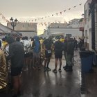 Colas en Enix para coger lo autobuses tras la cancelación de La Desértica