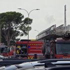 Bomberos del Poniente, trabajando este lunes en el concesionario de Seat en El Ejido.