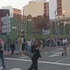Varias decenas de usuarios esperando al autobús a primera hora de la mañana en La Salle.